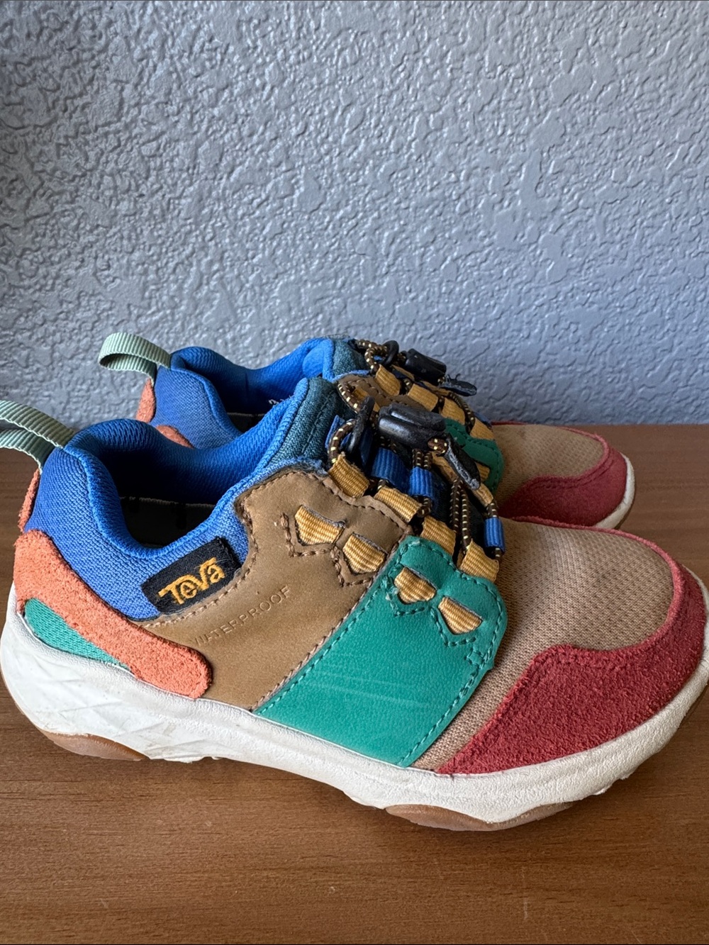 Teva Kids Multicolor Trail Sneaker - Blue, Teal & Coral size 10